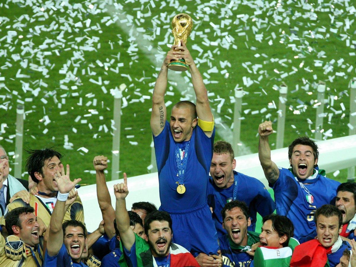 Fabio Cannavaro dirige un entrenamiento de la selección de Uzbekistán