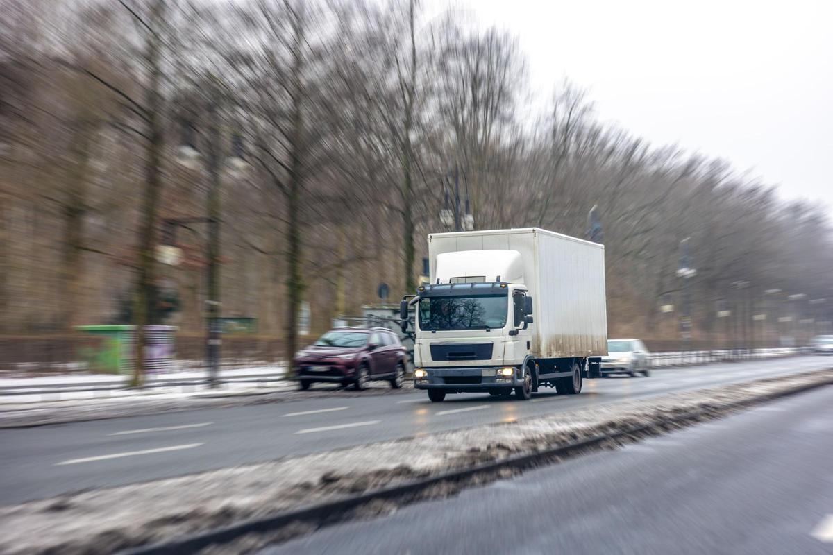Señal de prohibición de adelantamiento a camiones en autopista