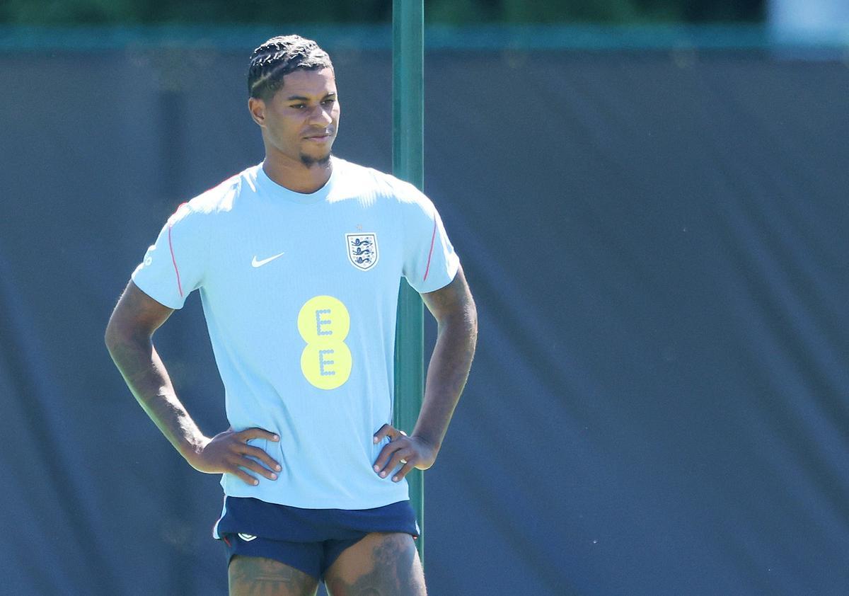 Anthony Gordon entrenando con la selección inglesa en Kansas City antes del Mundial 2026