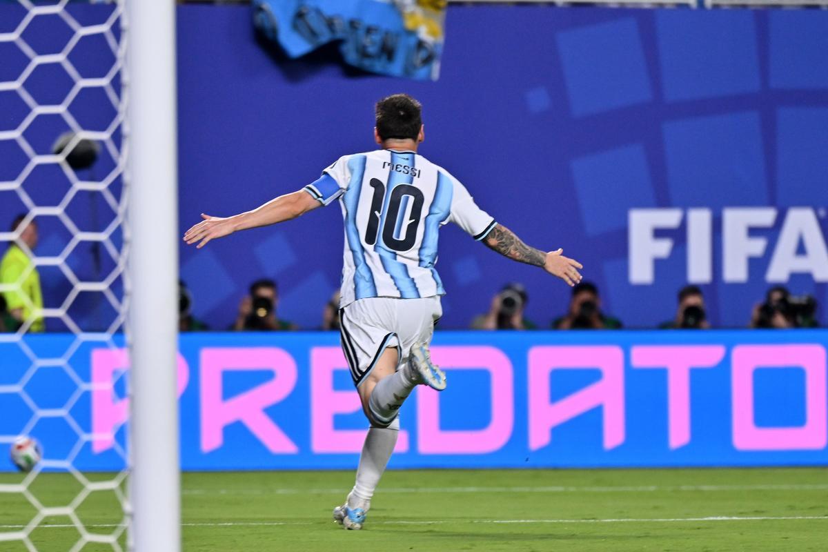 Lionel Messi celebra su hat‑trick frente a Argelia en Kansas City