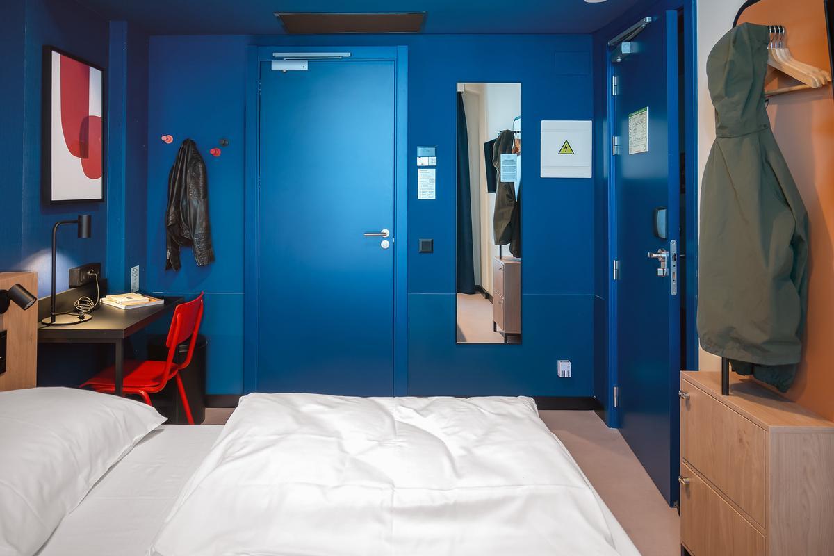 Fachada del Meininger Hotel Barcelona Fira Gran Via, con su diseño moderno y la señalización de la cadena alemana.