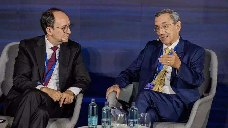 Ángel Font hablando en el III Foro del Mediterráneo, con el mapa del Mediterráneo de fondo