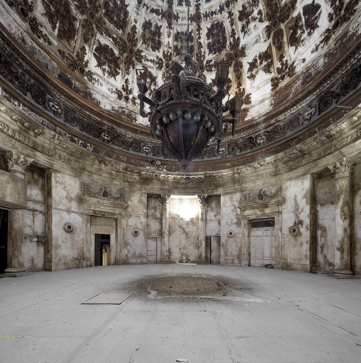 Visita guiada al interior del Teatre Principal en obras, mostrando estructuras temporales y detalles arquitectónicos