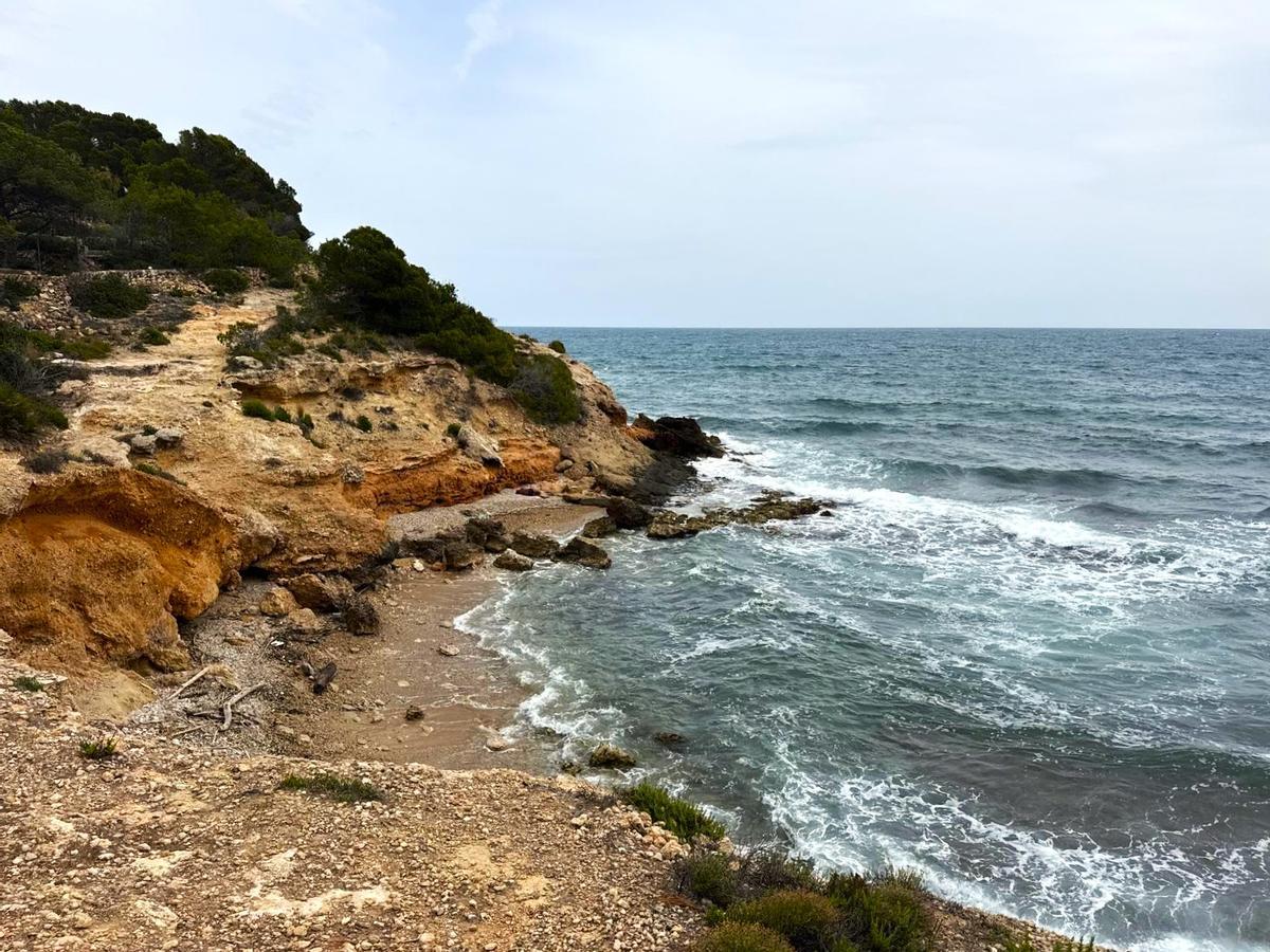 Vista panorámica de la cala Calafató con aguas turquesas, parte de la ruta "pequeña Ibiza" en la Costa Daurada