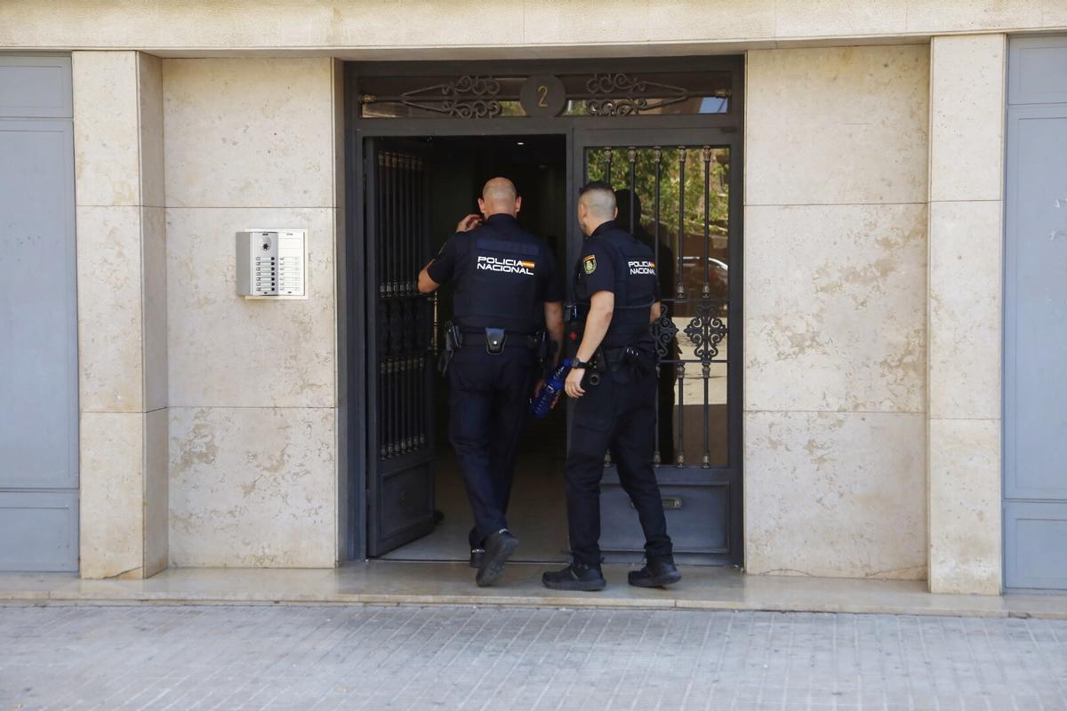 Congelador abierto mostrando el cuerpo hallado en el interior, dentro del apartamento de la Plaza Pintor Sorolla, Castellón