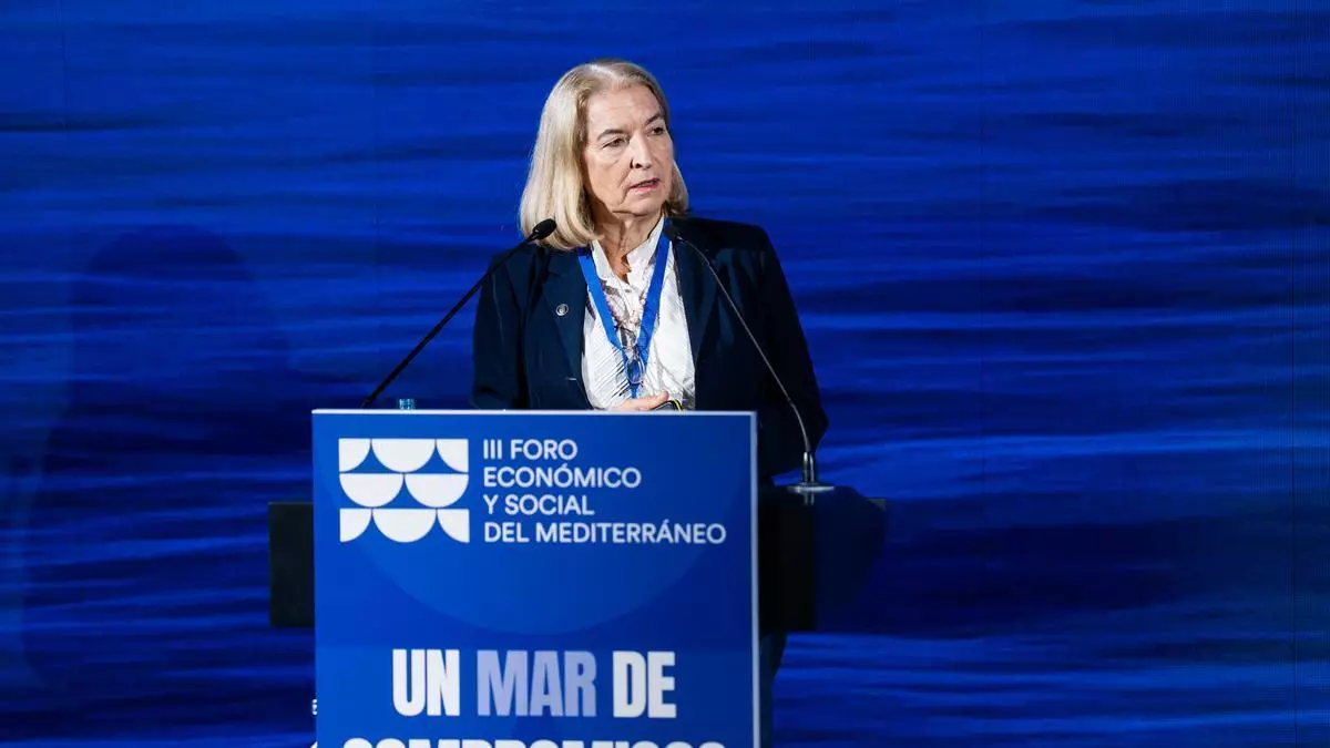 Sala de conferencias del III Foro del Mediterráneo en Barcelona, con delegados de diferentes países sentados en mesas redondas