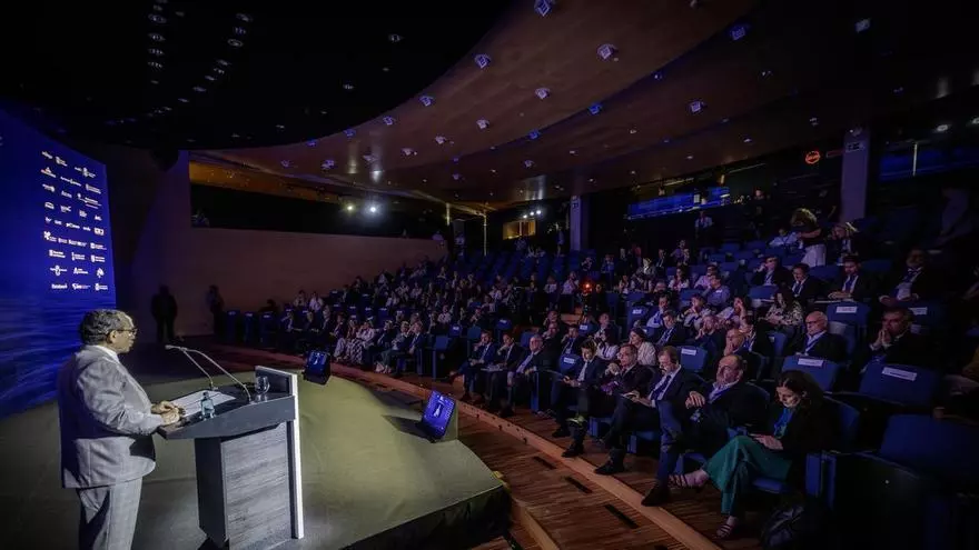 Jordi Hereu hablando en el escenario del III Foro Económico y Social del Mediterráneo