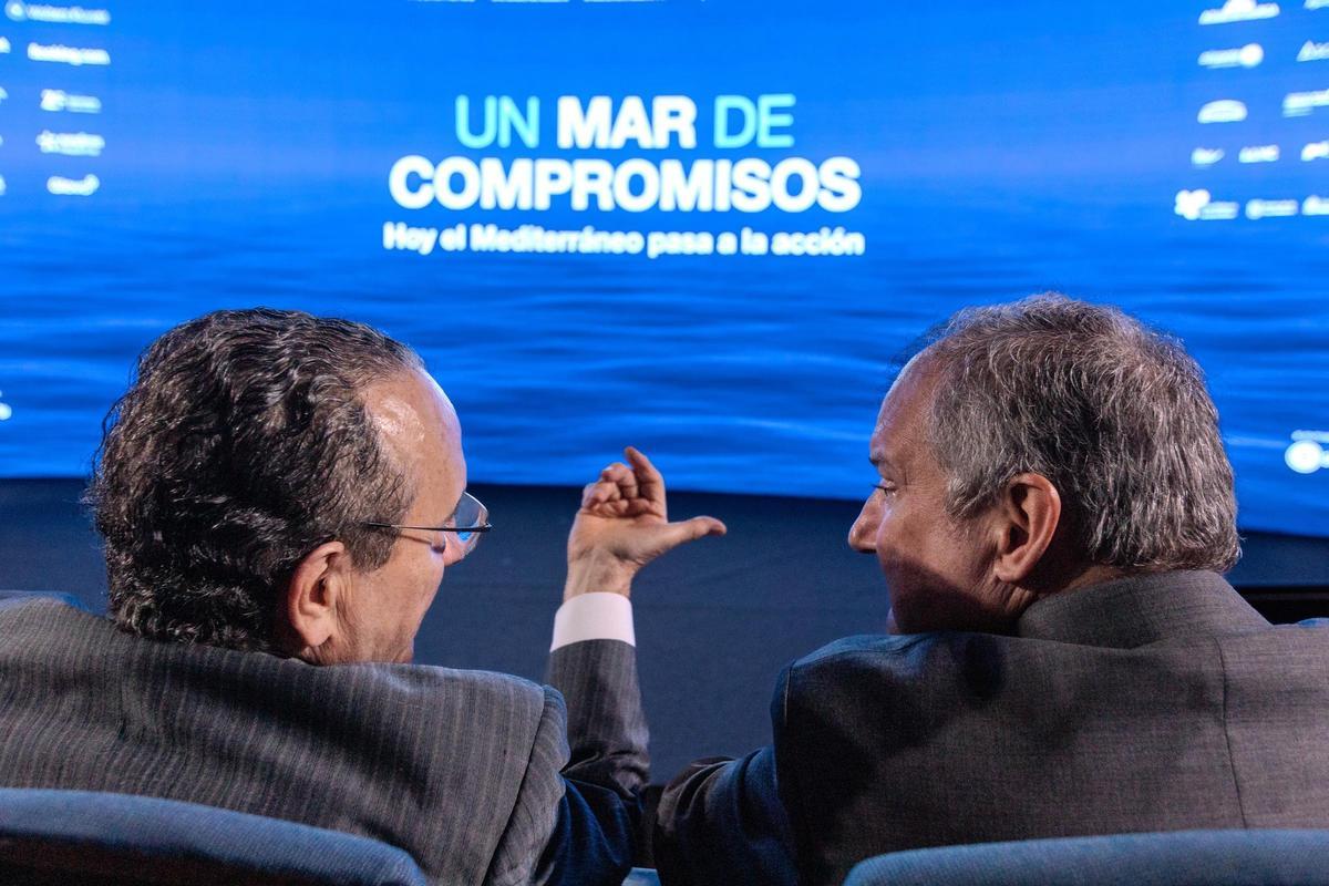 Jordi Hereu hablando en el III Foro del Mediterráneo con fondo del logo del evento
