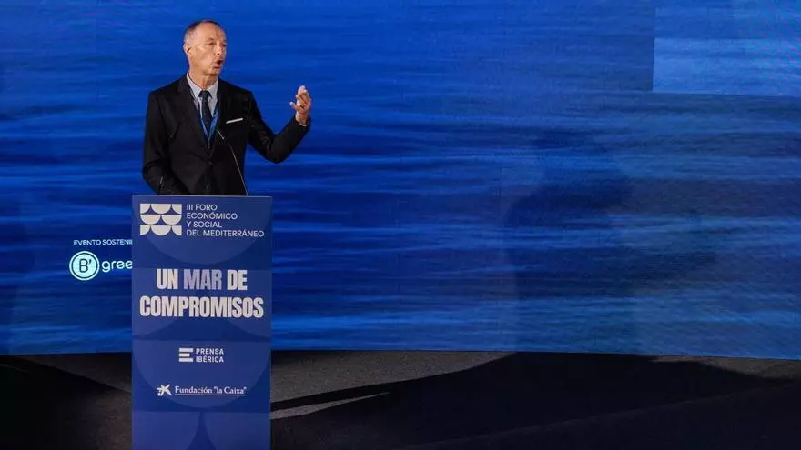 José Manuel Albares hablando en el III Foro del Mediterráneo, con la bandera de la ONU al fondo