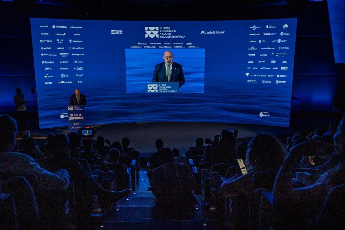 Alcalde de Barcelona entrega la figura simbólica del IV Foro del Mediterráneo a su homólogo de Palma de Mallorca