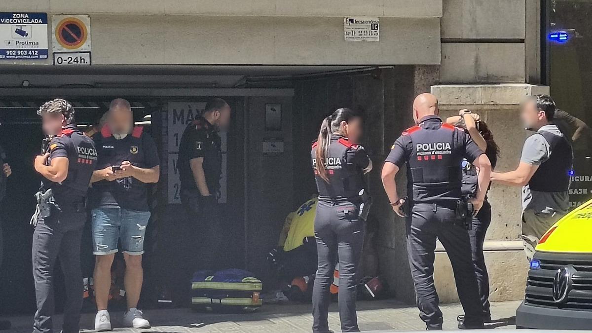 Policía cordonando la calle Muntaner tras la detención del hombre armado