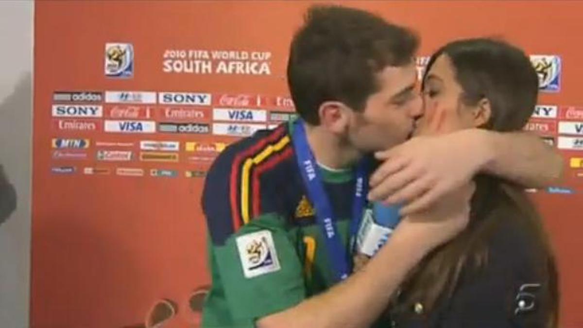 Iker Casillas junto a vecinos de Navalacruz durante la inauguración de la escultura en su honor