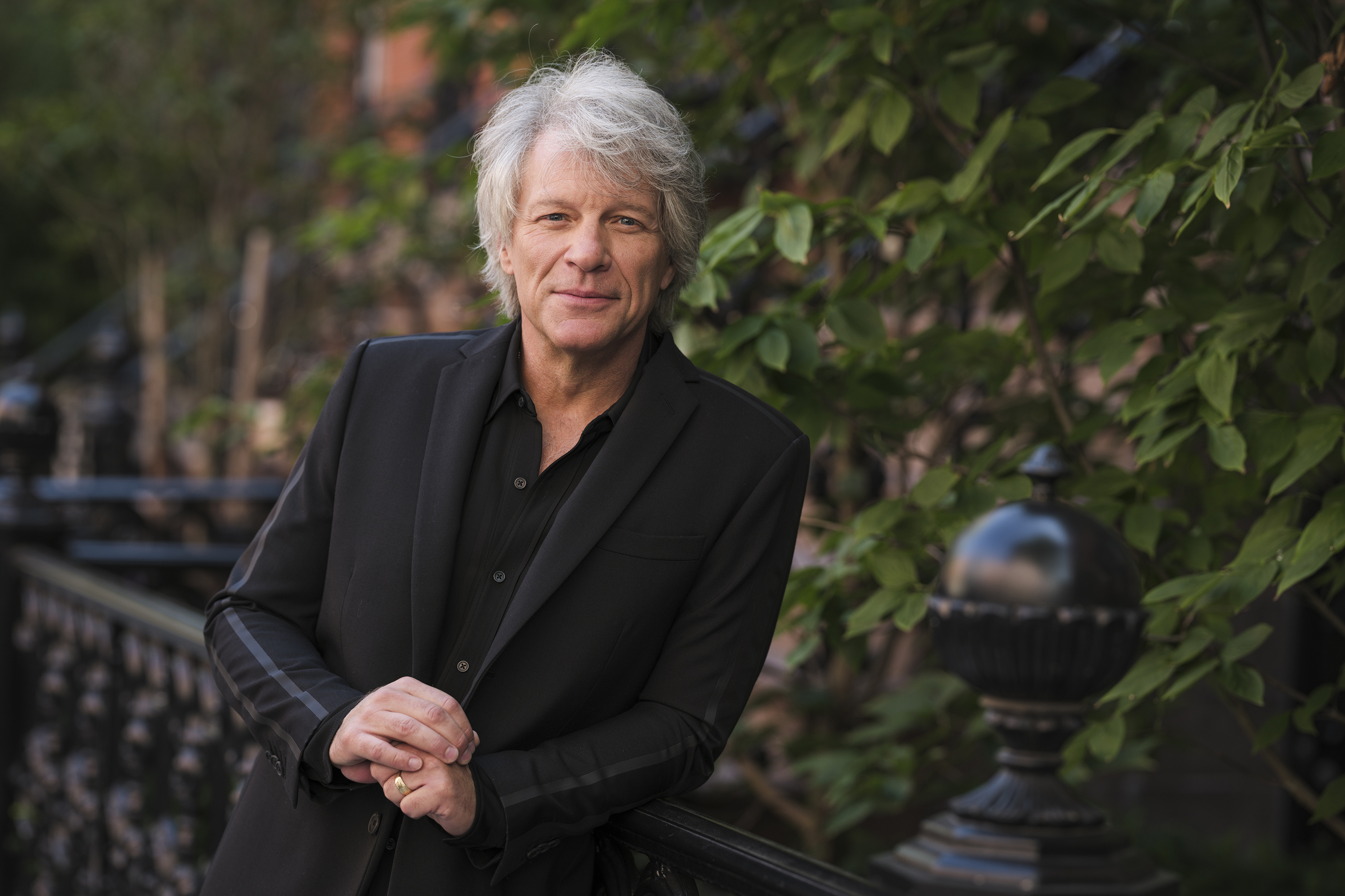 Jon Bon Jovi abrazando a una mujer en Nashville