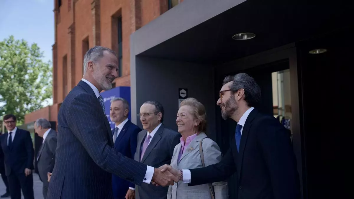 Audiencia del foro con panel de expertos y público atento
