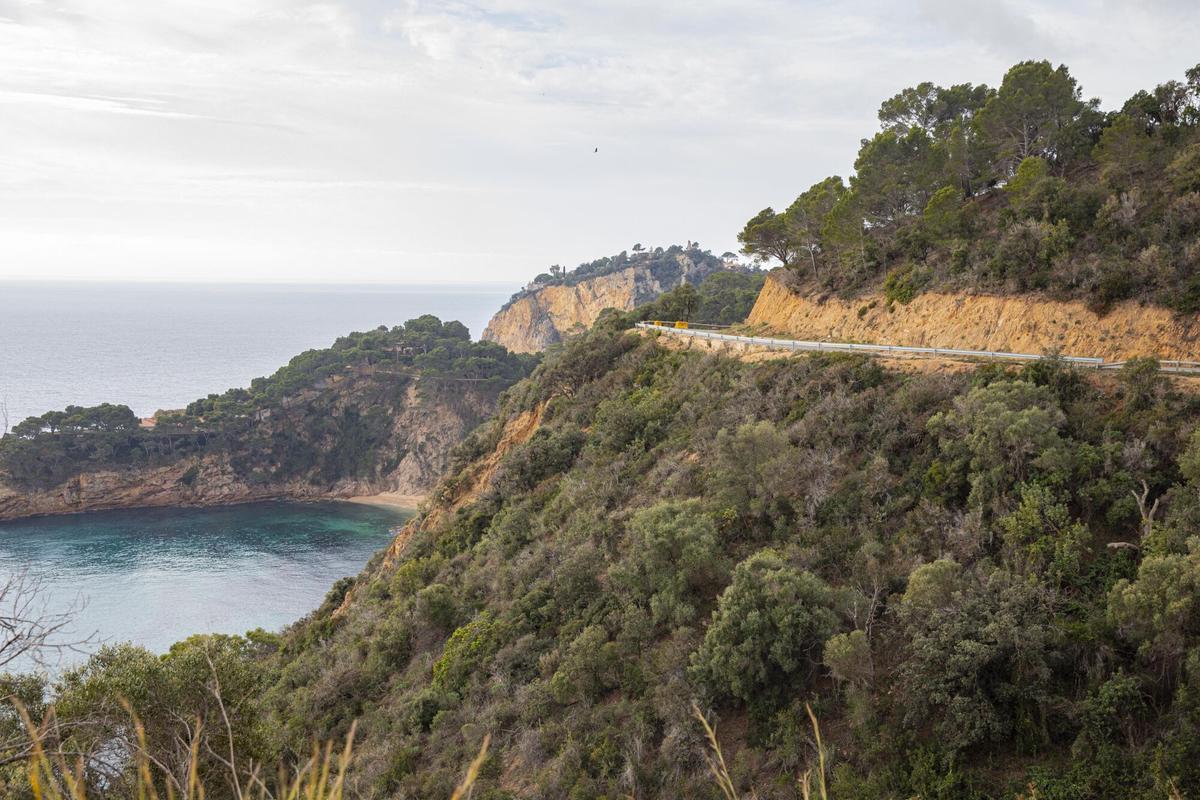 Vista panorámica de la carretera GI‑682 serpenteando entre acantilados y el mar en la Costa Brava