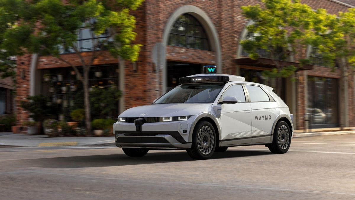 Waymo retira 3.900 robotaxis por error de señalización en obras