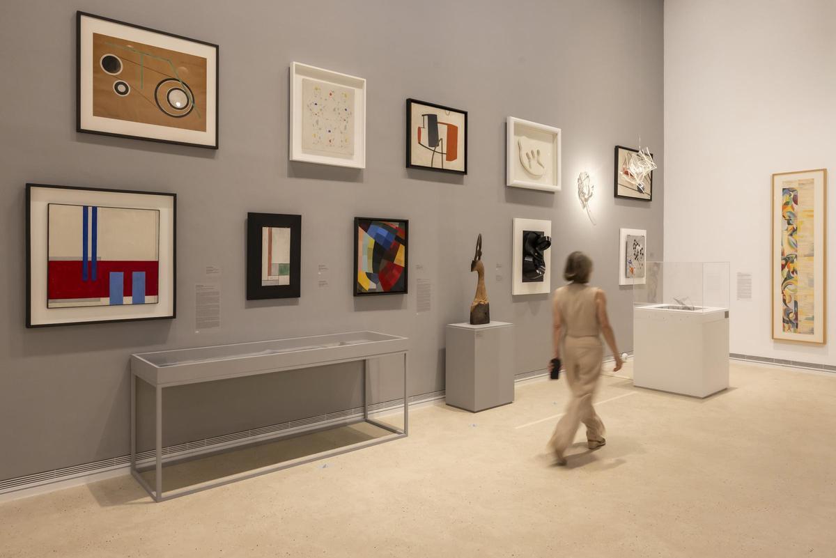 Vista interior de la sala 4 del IVAM con obras de Tàpies y Miró