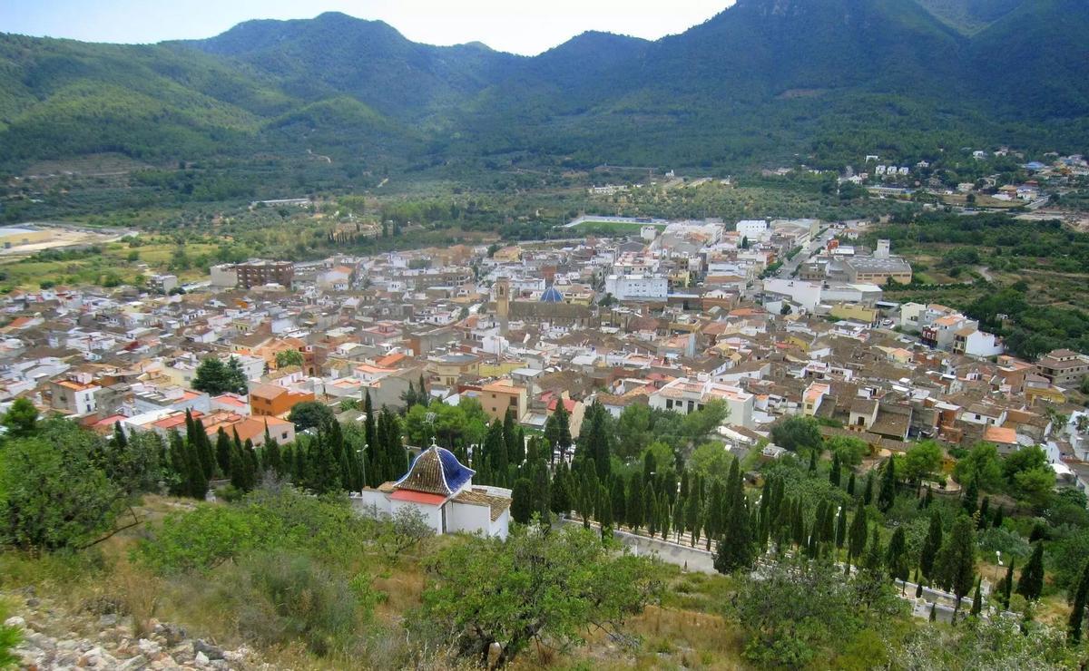 Joaquín Prat y Alexia Pla en la casa de los suegros en Artana, rodeados de olivares y la ermita de Santa Cristina