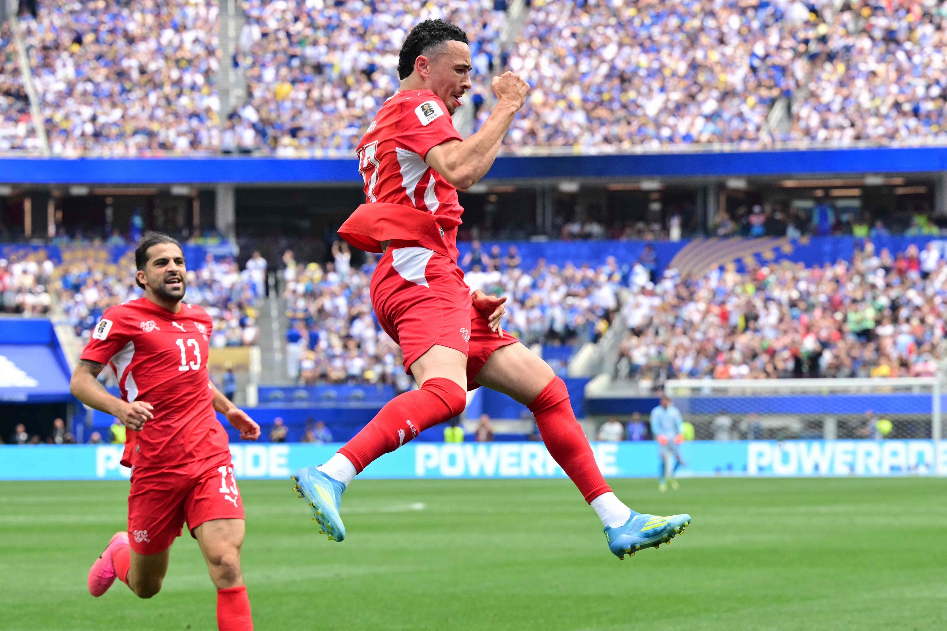 Jugadores de Suiza celebrando el gol de Manzambi en el Estadio de Los Ángeles