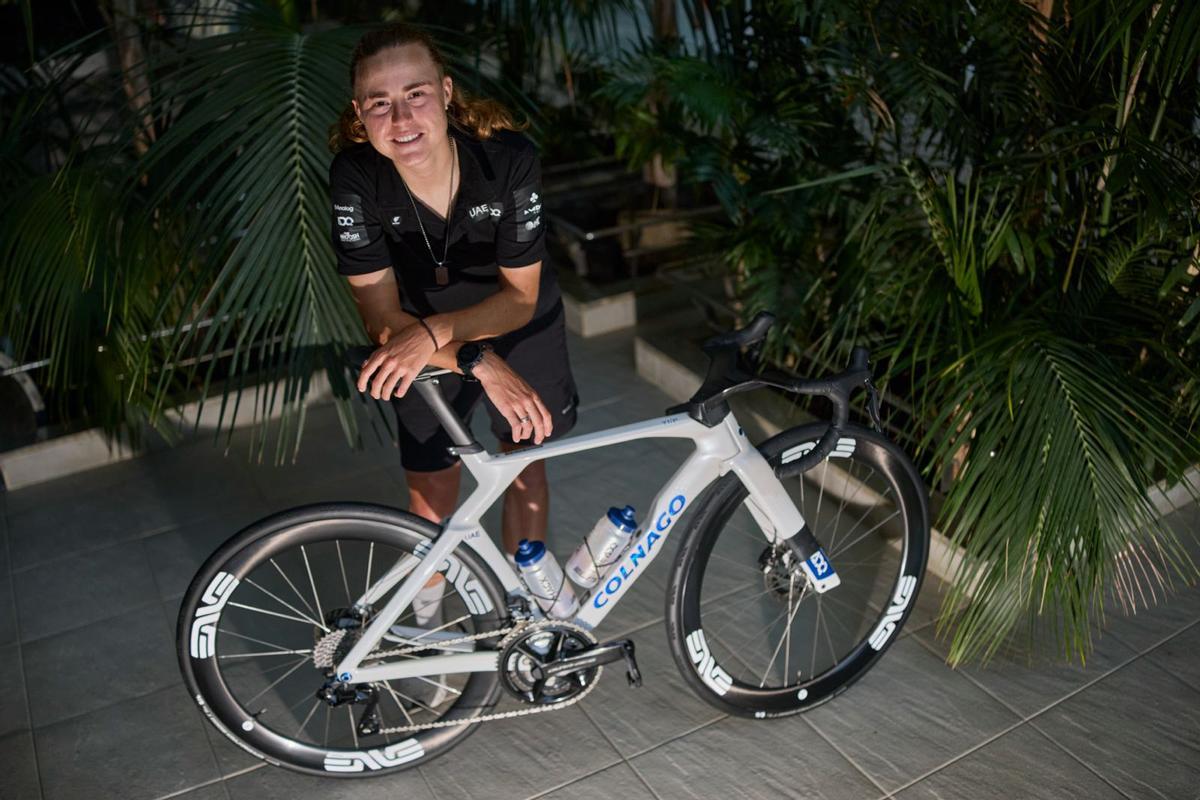 Paula Blasi en su bicicleta durante la Volta