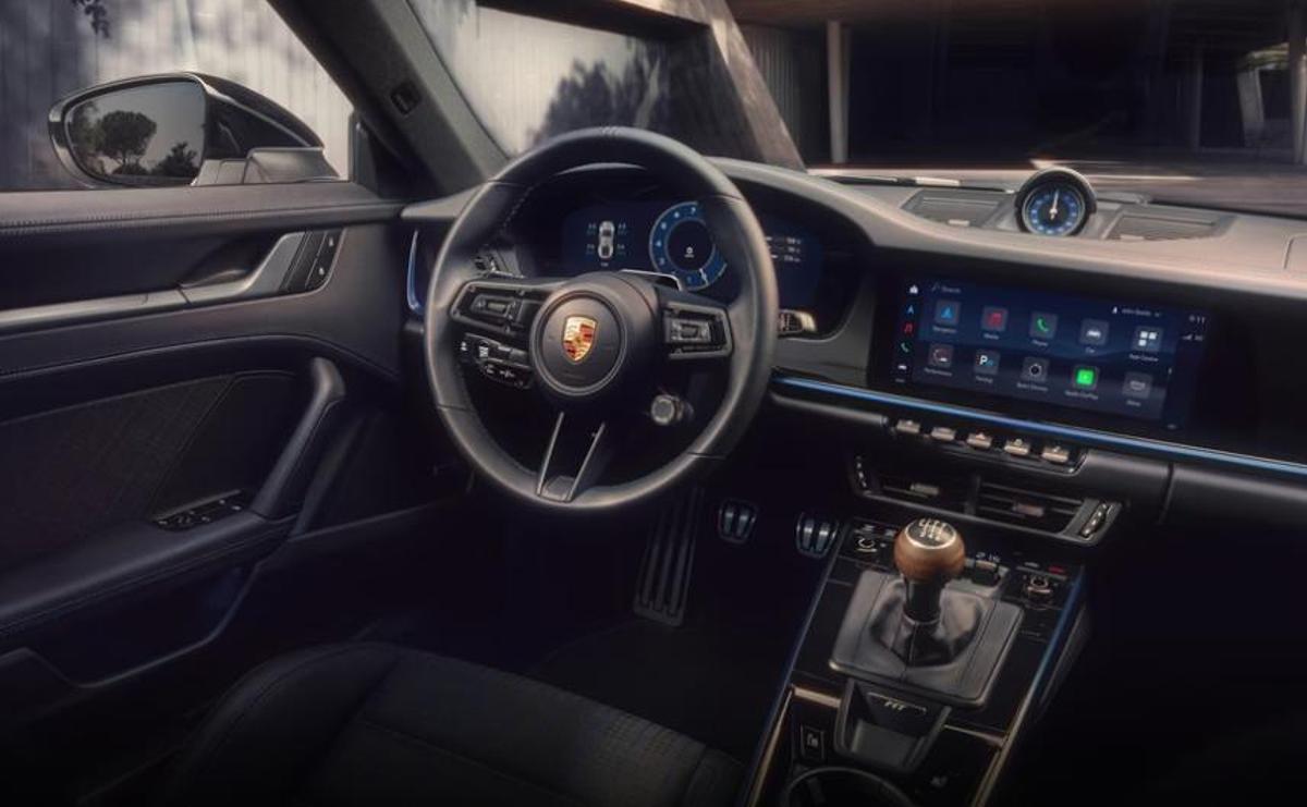 Coches con cambio manual en una concesión española, mostrando varios modelos en exposición