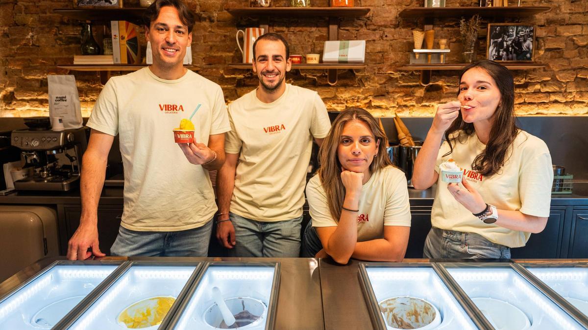 Cliente disfrutando un helado de vibra gelateria en una terraza soleada de Barcelona