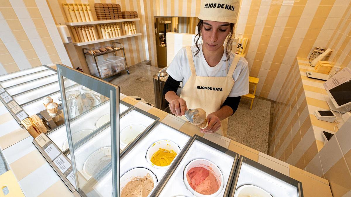 Fila de gente esperando su turno en paral·lelo gelato, con colores vivos y ambiente animado
