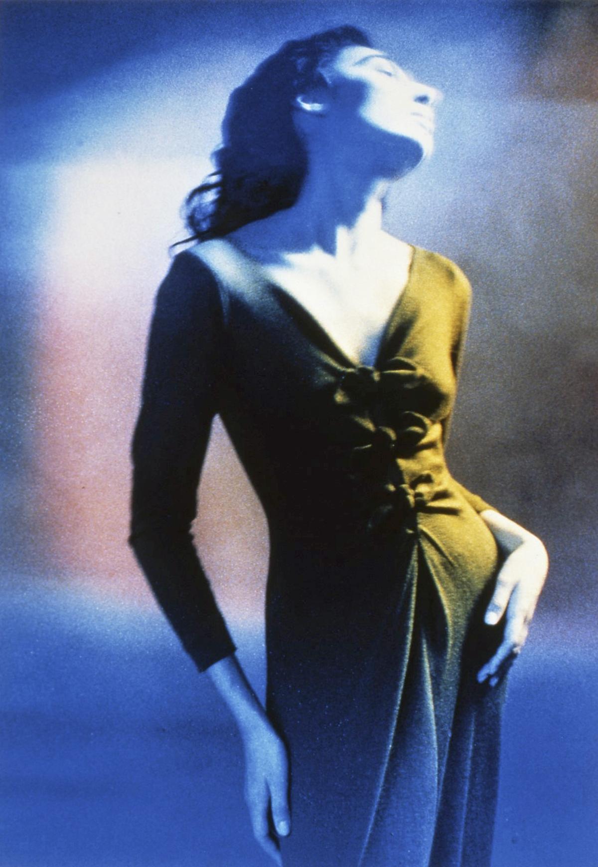 Fotografía de archivo de Sybilla que muestra un vestido de los años 80 en una escena dramática